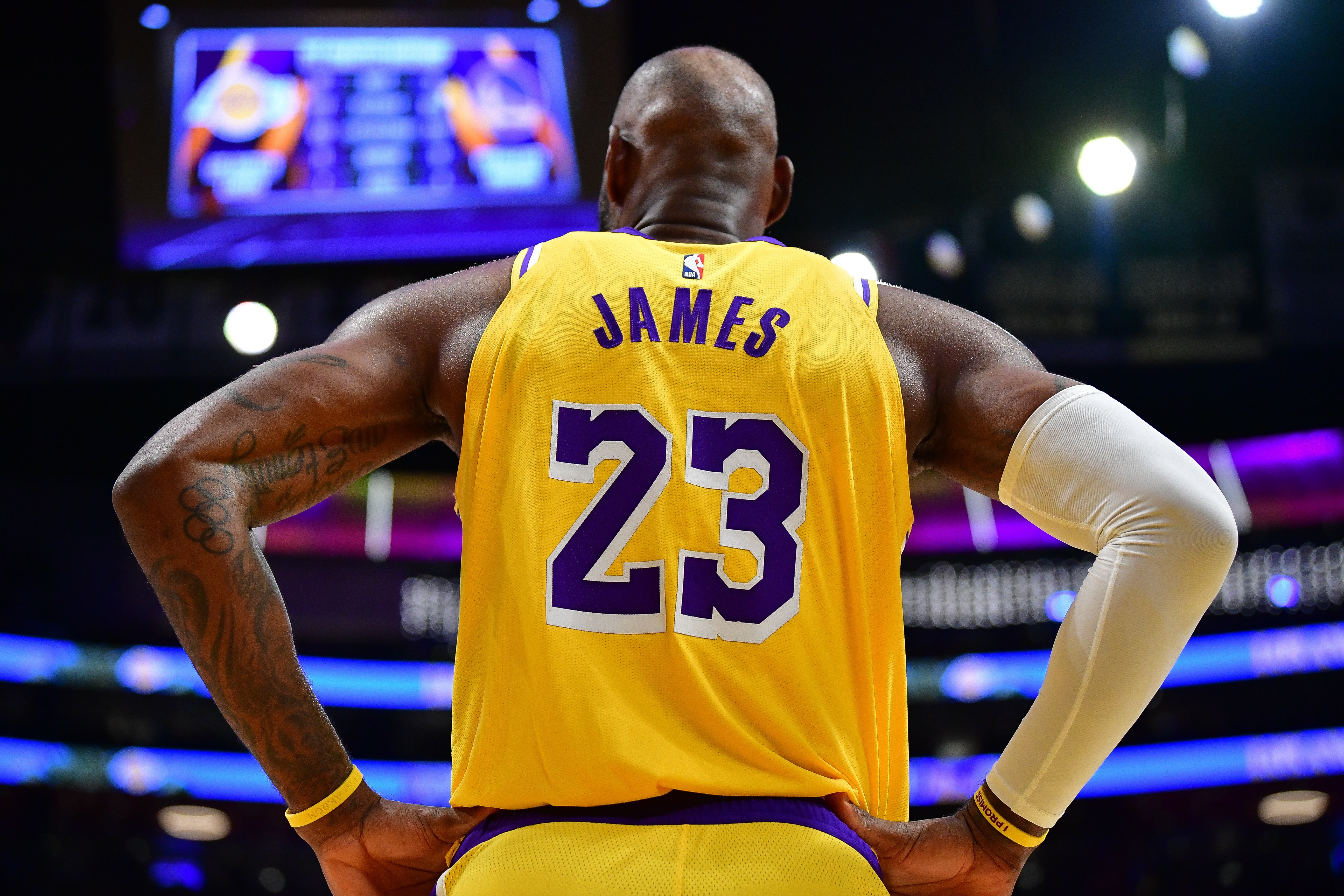 开云APP-此前换队均在休赛期！湖记：詹姆斯清楚赛季中做出决定很愚蠢