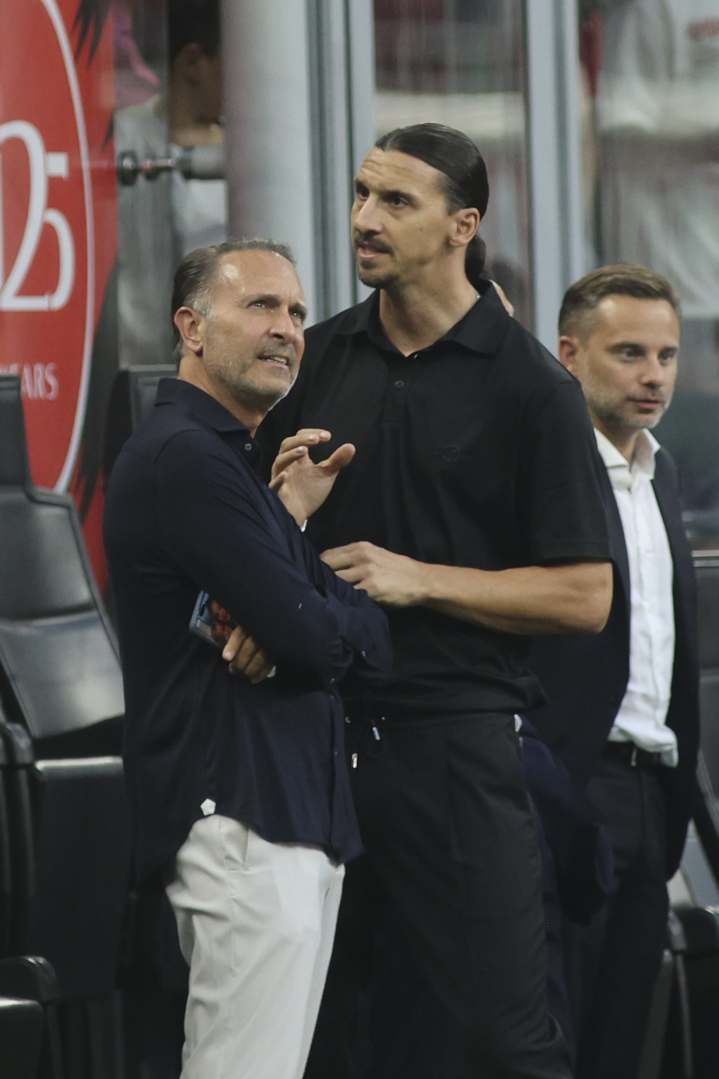 开云APP-记者：伊布与米兰老板卡迪纳莱会面，阿莱格里等人也在场